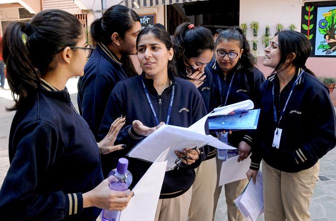 طلبہ کا ایک گروپ امتحان کے بعد سوالیہ پرچے پر گفتگو کرتے ہوئے ۔ تصویر : پی ٹی آئی